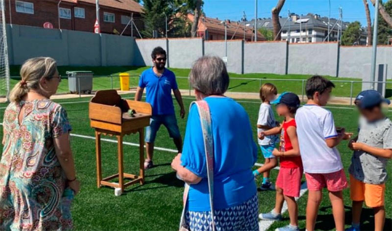Pozuelo de Alarcón | Los niños de las colonias deportivas aprenden los juegos de la infancia de sus abuelos