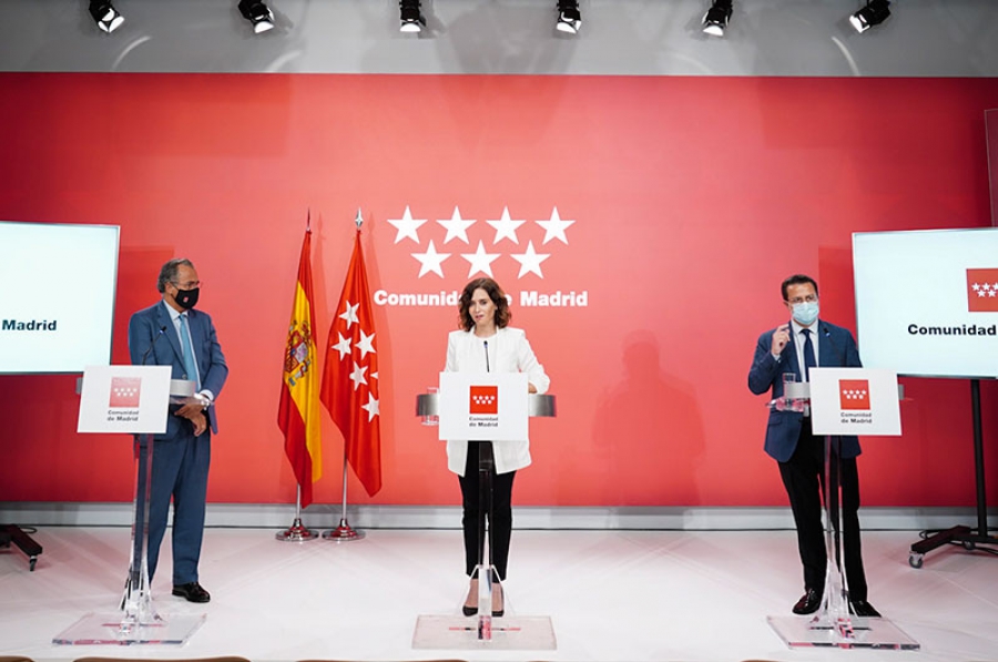 Ayuso en el balcón de Génova tras la victoria electoral en Madrid