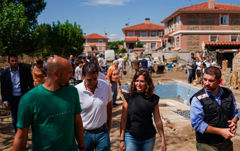 INSTITUCIONAL | Díaz Ayuso supervisa las labores de recuperación de las zonas más afectadas por la DANA