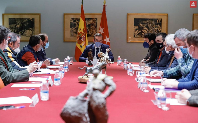 Ayuso en el balcón de Génova tras la victoria electoral en Madrid