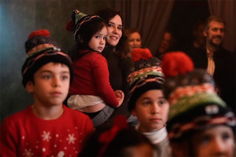 Díaz Ayuso inaugura “con luz y alegría” la Navidad en Sol con una experiencia inmersiva y sensorial dedicada al agua y el tradicional Bosque de los Deseos