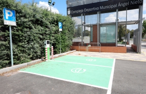 Boadilla del Monte | Instalados dos nuevos puntos de carga para vehículos eléctricos e híbridos en el CDM Ángel Nieto