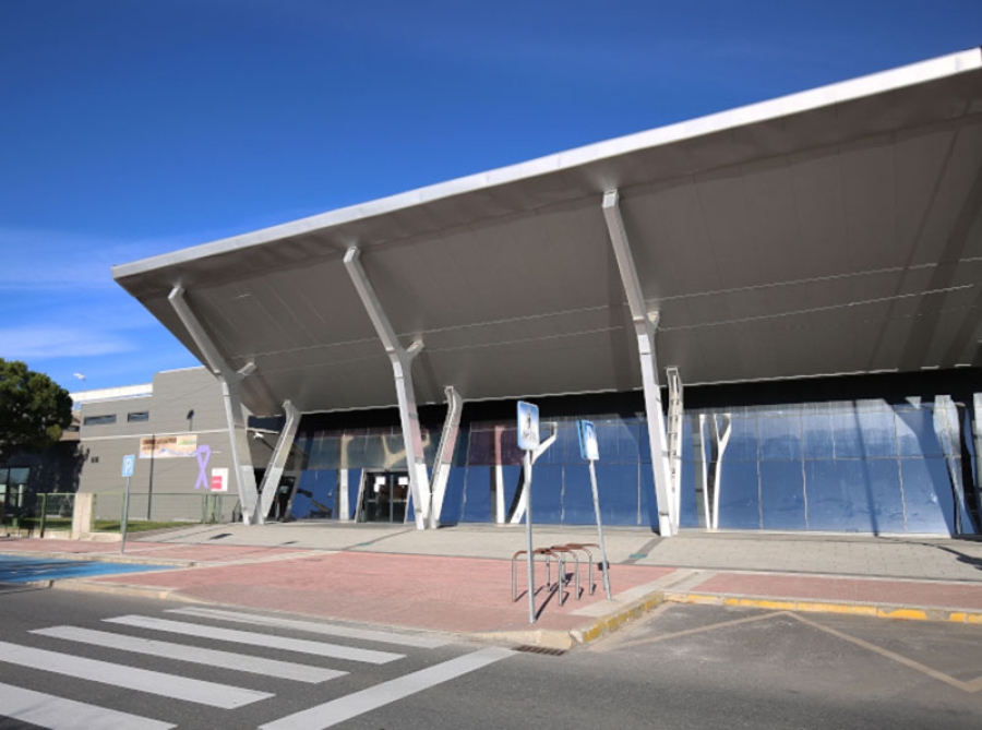 Collado Villalba | El Ayuntamiento renovará el suelo de las instalaciones deportivas en el colegio Miguel de Cervantes y el Centro Acuático Municipal