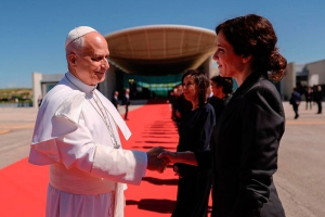Miles de madrileños se echan a la calle para arropar al Papa en su histórica visita a Madrid