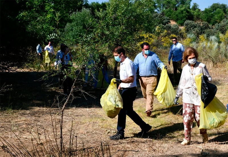 Boadilla del Monte | El Alcalde acompañó a la reina Doña Sofía en la recogida de basuraleza en el monte de Boadilla