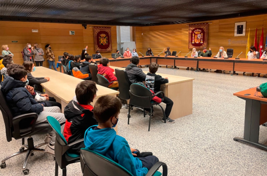 Collado Villalba | Visita de los alumnos del Colegio Miguel de Cervantes al Ayuntamiento