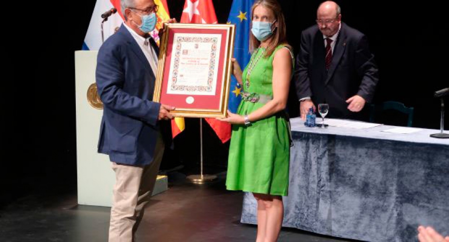 San Lorenzo de El Escorial | El Pueblo, representado por el director del Centro de Salud, recibe la Medalla de Oro del Real Sitio