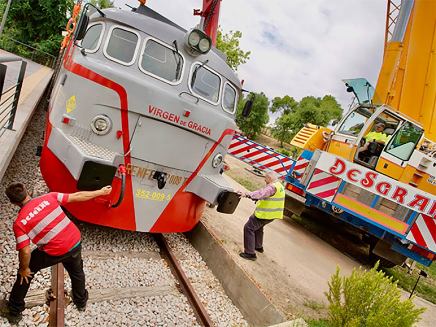 Las Rozas | La nueva locomotora y el vagón restaurados llegan a su nuevo emplazamiento en el Barrio de Renfe de Las Matas