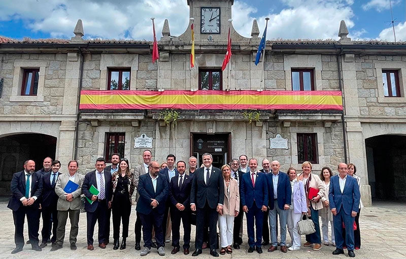 El consejero de Vivienda, Transportes e Infraestructuras se reunió en Guadarrama con los alcaldes de la Sierra Noroeste