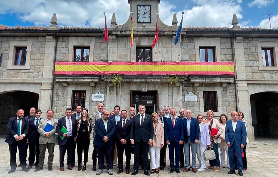 El consejero de Vivienda, Transportes e Infraestructuras se reunió en Guadarrama con los alcaldes de la Sierra Noroeste