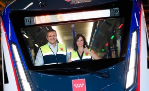 Díaz Ayuso presentó el primero de los 48 nuevos trenes autónomos que circularán por la L6 en 2027: “Metro crece al compás de esta región trepidante”