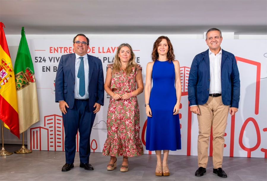 Boadilla del Monte | La presidenta de la Comunidad de Madrid entrega las primeras llaves del Plan Vive en Boadilla