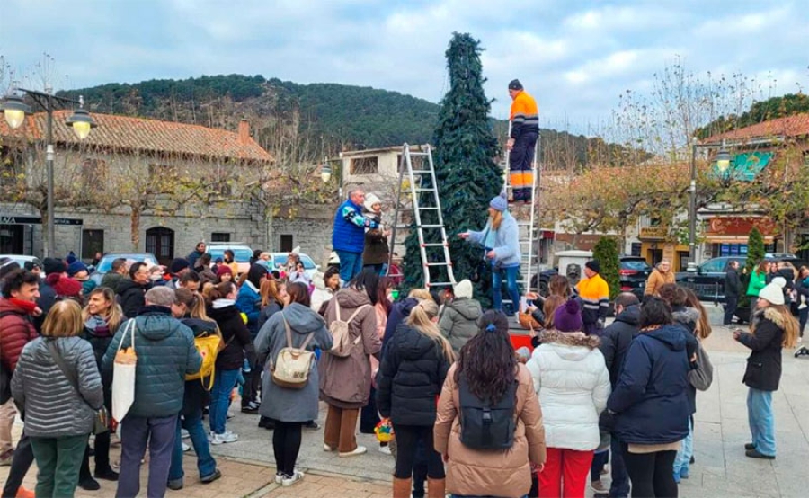 Moralzarzal | Los Escolares de Moralzarzal decoran el Árbol de Navidad en la Plaza de la Constitución