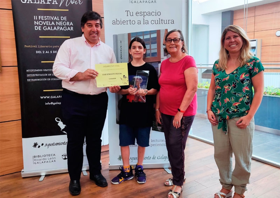 Galapagar | La Biblioteca Ricardo León decora las puertas traseras del edificio con murales urbanos