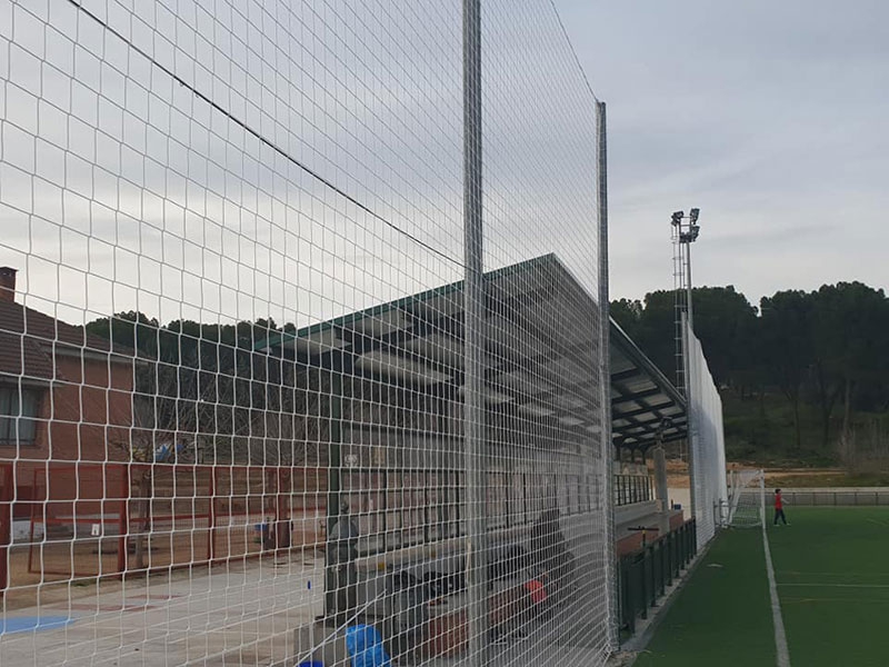 Pelayos de la Presa | El Ayuntamiento instala nuevas redes en el campo de fútbol del polideportivo