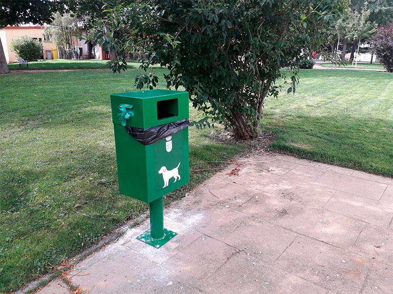 San Lorenzo de El Escorial | El Ayuntamiento instala 50 nuevos sanecanes en distintos parques