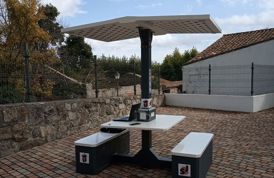 Guadarrama | El Sejuve amplía su mobiliario con un totem de paneles solares que permite la carga de dispositivos electrónicos