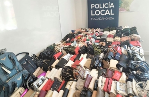 Majadahonda | La Policía Local de Majadahonda se incauta de más de 360 bolsos y monederos de marca falsificados
