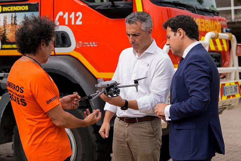 Las Rozas | El consejero de Medio Ambiente visita la helisuperficie rehabilitada del Parque de Bomberos de Las Rozas