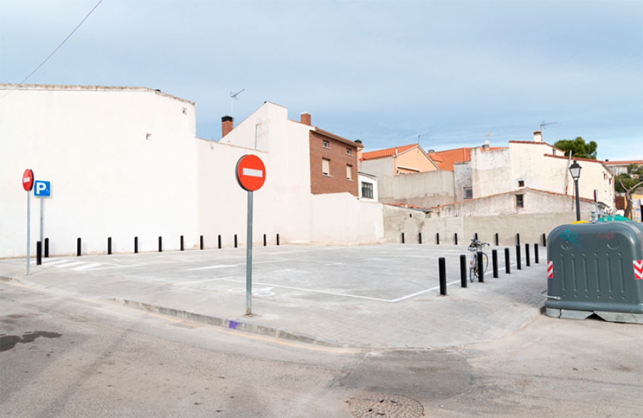 Sevilla la Nueva | Abierta la nueva zona de aparcamiento con 14 plazas entre las calles Colón y Cervantes