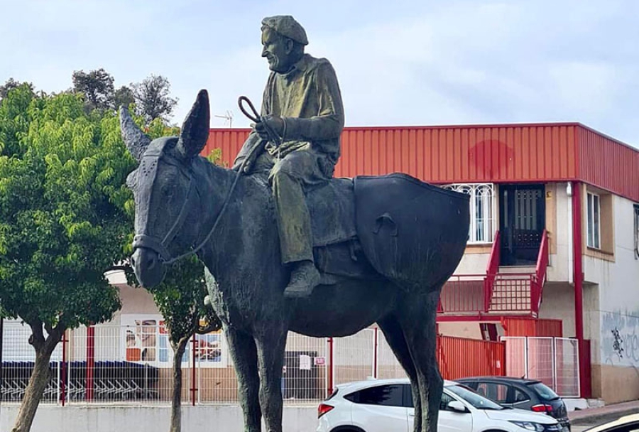 Pelayos de la Presa | El Ayuntamiento retira la escultura de Honorio para protegerla de las obras en la “rotonda del burro”