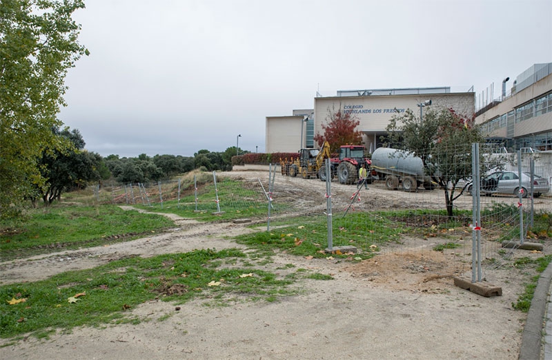 Boadilla del Monte | El Ayuntamiento creará más de 50 plazas de aparcamiento en el entorno del colegio Highland Los Fresnos