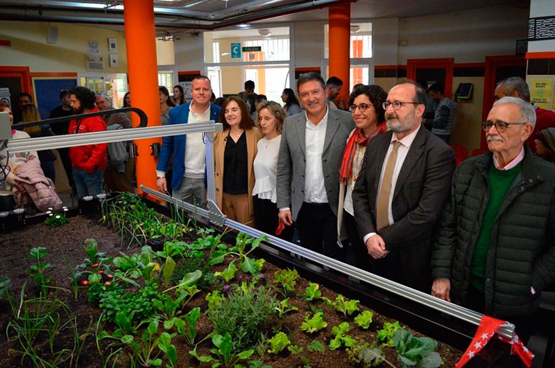 Humanes de Madrid | El IES Humanes se convierte en el primer centro educativo de España que cuenta con un robot agricultor