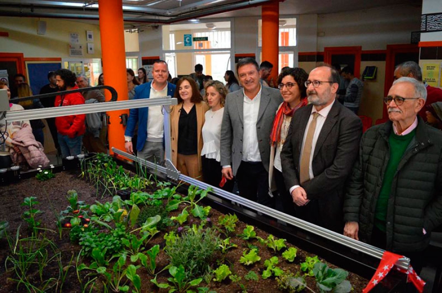Humanes de Madrid  | El IES Humanes se convierte en el primer centro educativo de España que cuenta con un robot agricultor