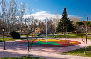 Boadilla del Monte | El Ayuntamiento instala en el parque Juan Pablo II una nueva red piramidal y mejora el entorno