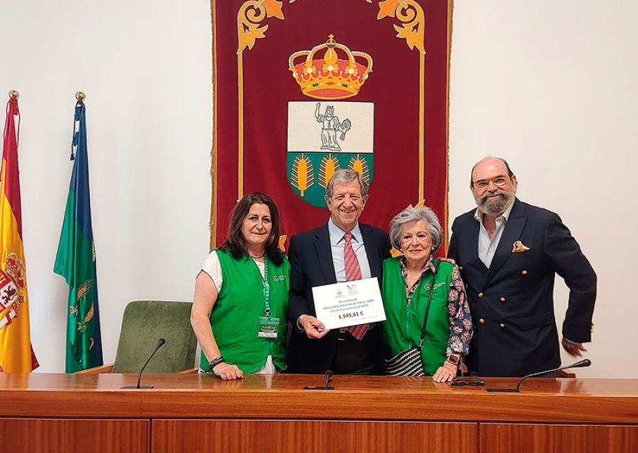 Villanueva de la Cañada | Entrega a la AECC de la recaudación del Mercado Solidario de Libros