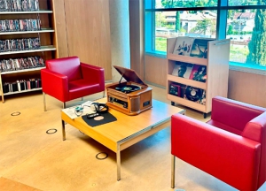 Majadahonda | La Biblioteca Municipal de Majadahonda estrena “Espacio 33”, una zona reservada a los amantes de los vinilos