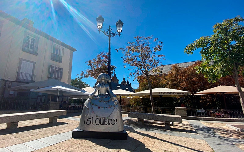 San Lorenzo de El Escorial | La visita de la Menina del “Sí, quiero” invita a los visitantes a sellar su compromiso junto a ella