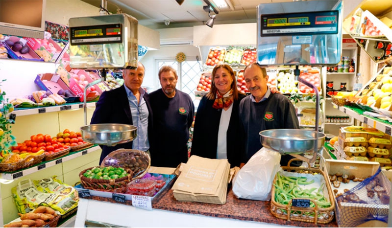 Pozuelo de Alarcón | El Gobierno municipal realiza una nueva entrega de bolsas de papel ecológicas en los comercios de Pozuelo