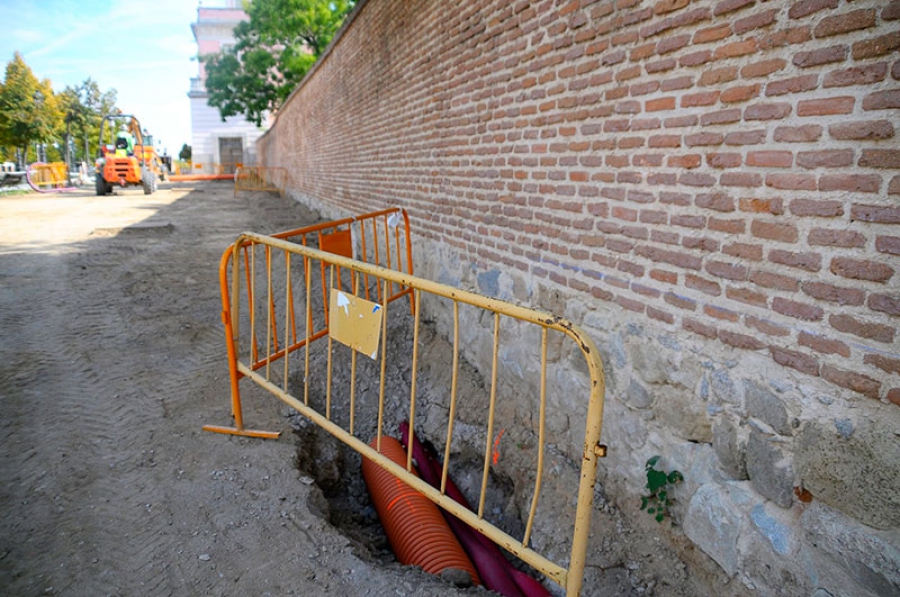 Boadilla del Monte | El Ayuntamiento coloca nuevo pavimento en las zonas terrizas de los laterales del Palacio