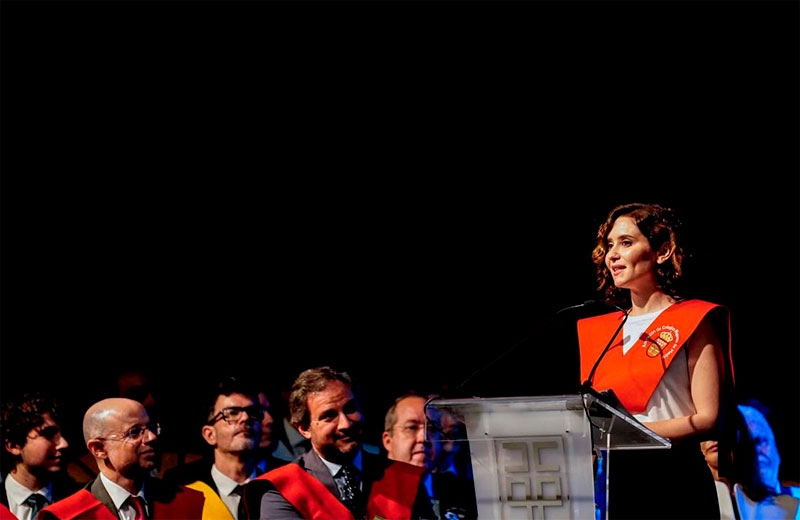 Ayuso en el balcón de Génova tras la victoria electoral en Madrid