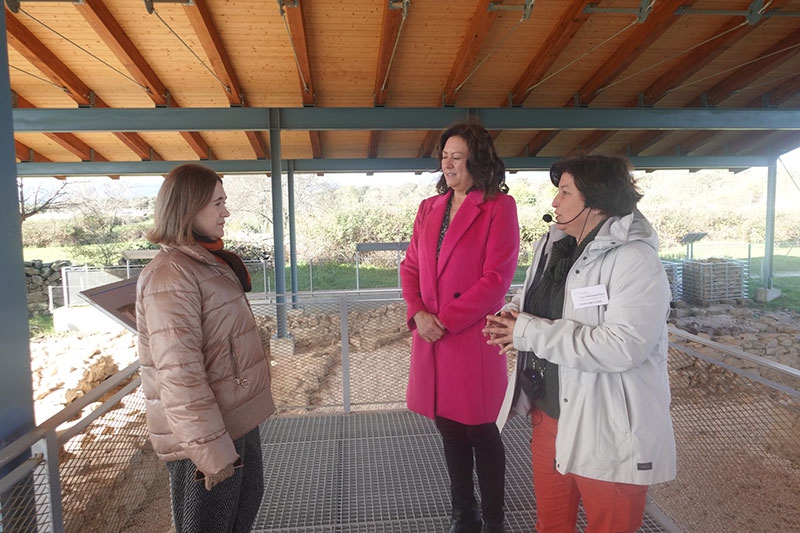 Collado Mediano | La consejera de Cultura, Turismo y Deportes acompañó a la alcaldesa en la reapertura al público del yacimiento romano “El Beneficio”