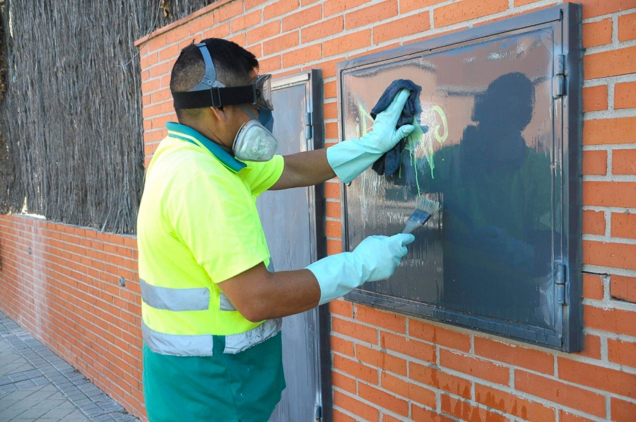 Boadilla del Monte | El Servicio de Limpieza ha eliminado más de 3.2000 grafitis en el último año