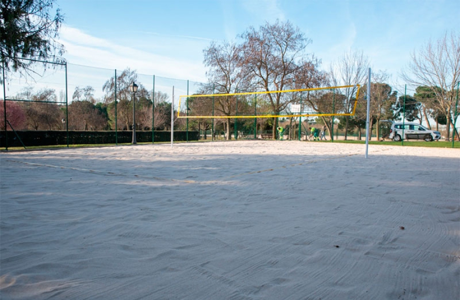 Boadilla del Monte | El Ayuntamiento instala en el parque Juan Pablo II la primera pista del vóley playa del municipio