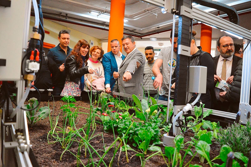 Humanes de Madrid  | El IES Humanes se convierte en el primer centro educativo de España que cuenta con un robot agricultor