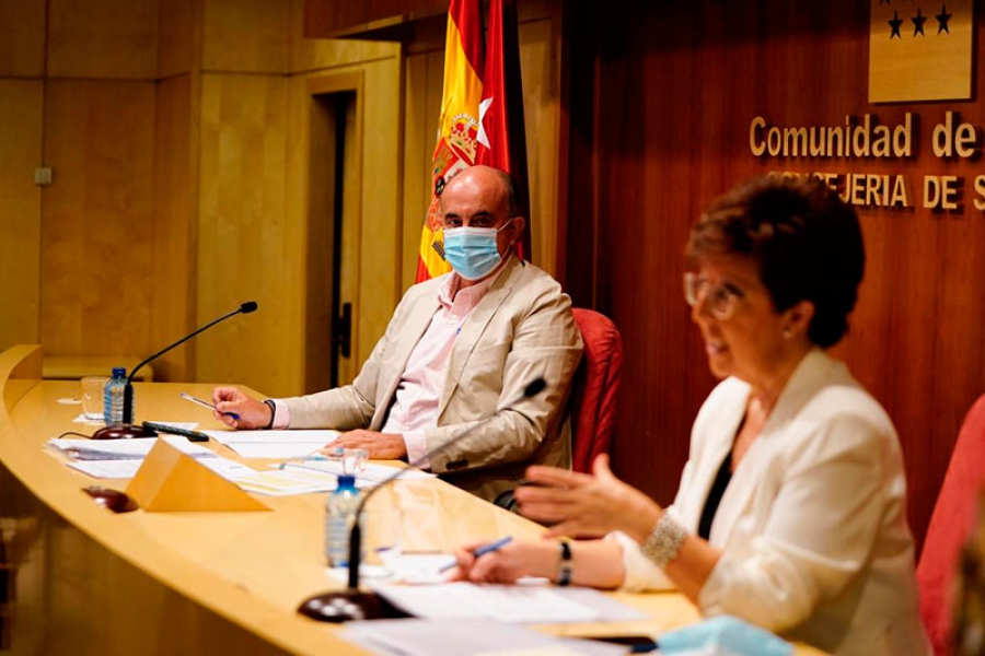 Ayuso en el balcón de Génova tras la victoria electoral en Madrid