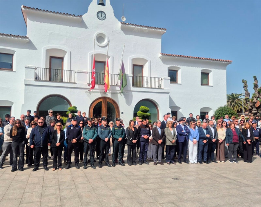 Villanueva de la Cañada | Cientos de personas guardan un minuto de silencio en recuerdo del menor fallecido