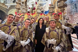 Díaz Ayuso asiste a las procesiones de la Esperanza Macarena y Los Gitanos de la Madrugá de Sevilla