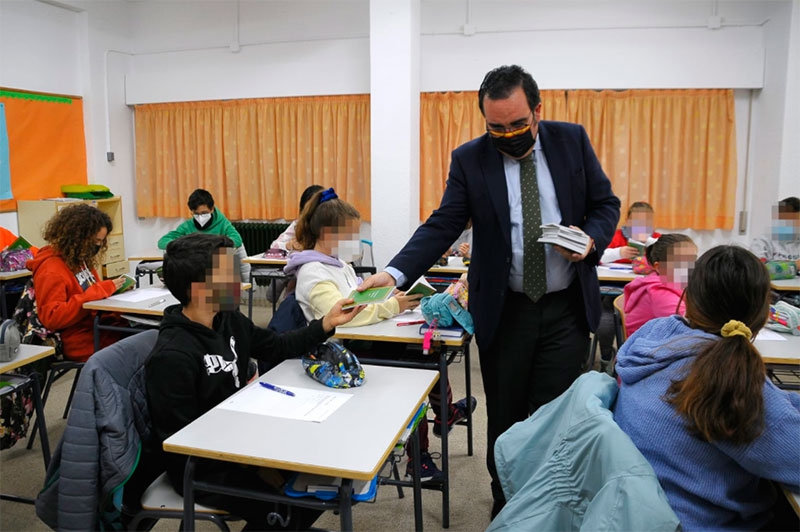 Boadilla del Monte | El Ayuntamiento reparte a todos los alumnos de 6.º de Primaria ejemplares de la Constitución