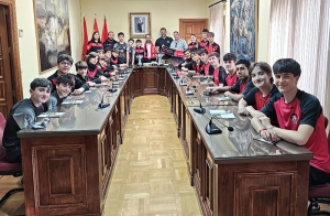 Guadarrama | Los equipo del Club de Voleibol Guadarrama firman en el Libro de Honor del Ayuntamiento tras sus éxitos en el Madcup Volley
