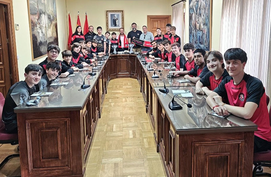 Guadarrama | Los equipo del Club de Voleibol Guadarrama firman en el Libro de Honor del Ayuntamiento tras sus éxitos en el Madcup Volley