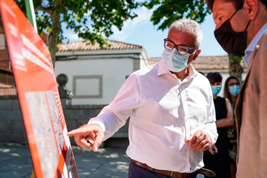 Ayuso en el balcón de Génova tras la victoria electoral en Madrid