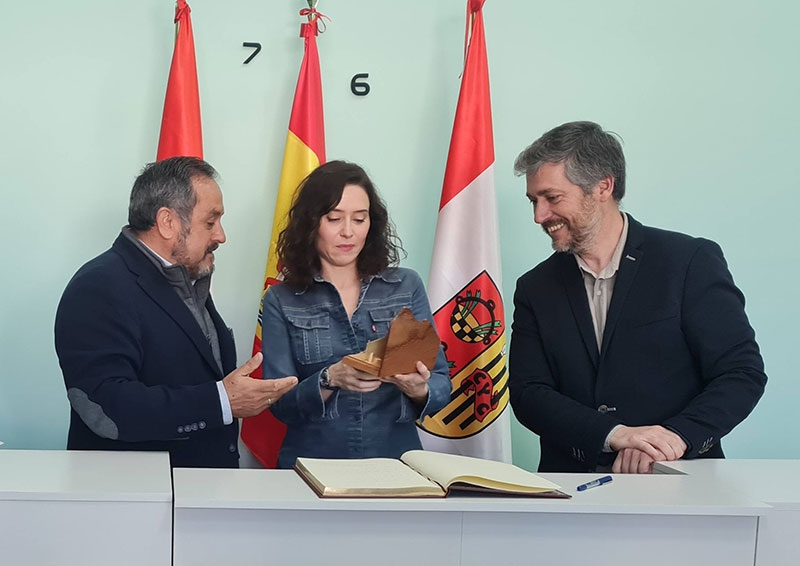 Cenicientos | La presidenta de la Comunidad de Madrid y el alcalde de Cenicientos inauguraron el nuevo gimnasio municipal