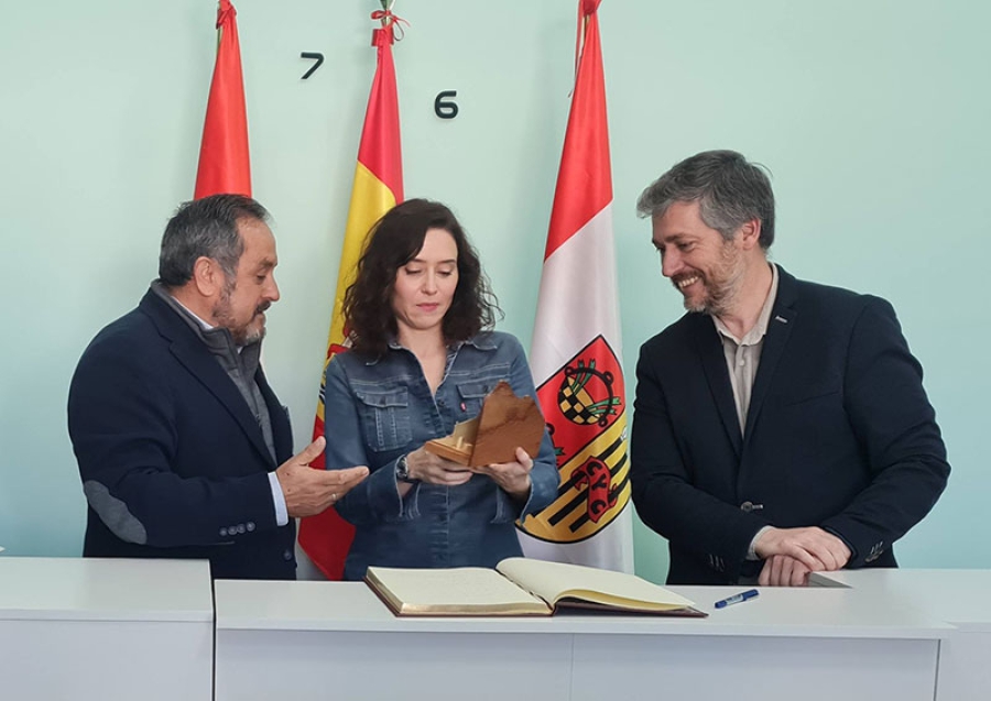 Cenicientos | La presidenta de la Comunidad de Madrid y el alcalde de Cenicientos inauguraron el nuevo gimnasio municipal