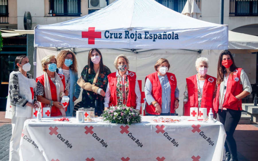 Pozuelo de Alarcón | La alcaldesa visita una mesa petitoria de Cruz Roja Pozuelo con motivo del Día de la Banderita