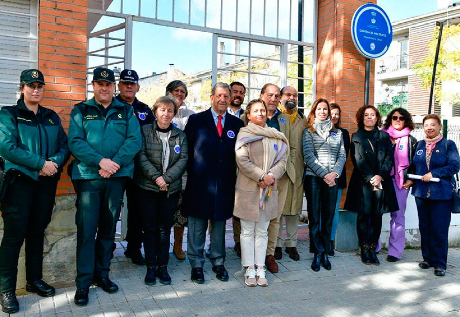 Villanueva de la Cañada | El Ayuntamiento instala placas informativas contra la violencia de género